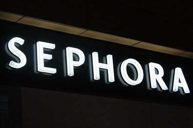 вывеска с буквами на фасад