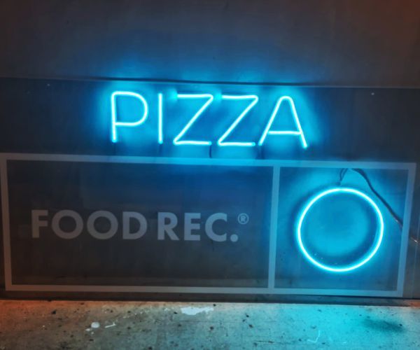 Интерьерная вывеска из световых букв ПИЦЦА, Москва