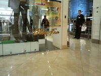 Оформление витрины магазина одежды Alex Fea