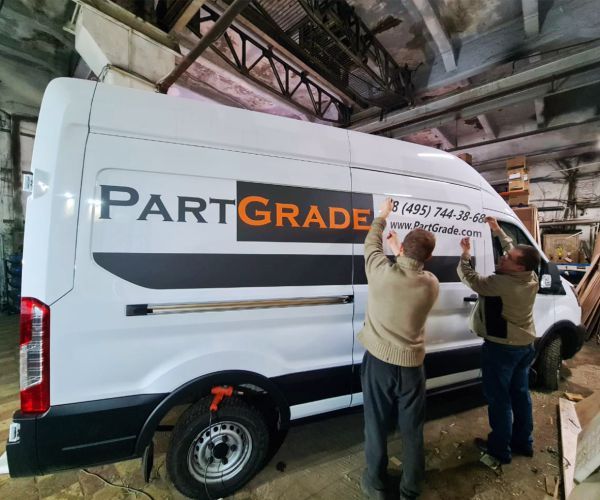 Оклейка автомобиля рекламой