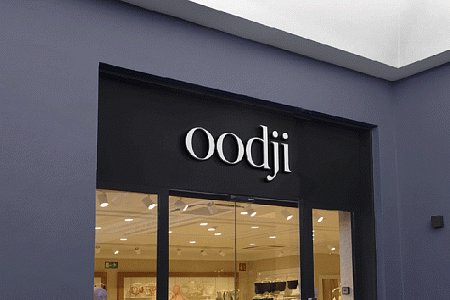 Вывеска Oodji в Москве Вывеска Oodji